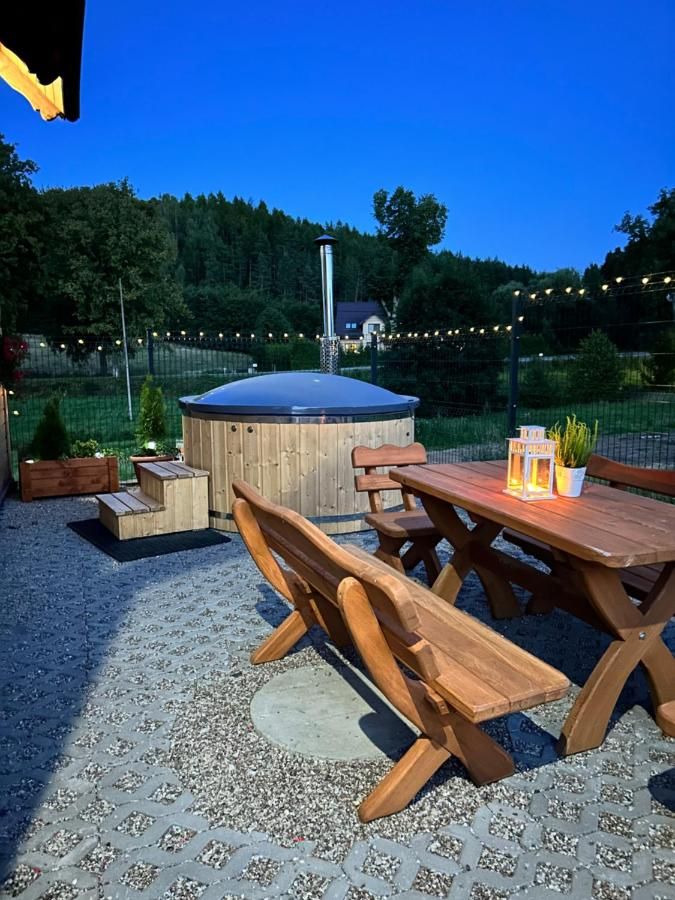 Jacuzzi wieczorem przy girlandzie świateł