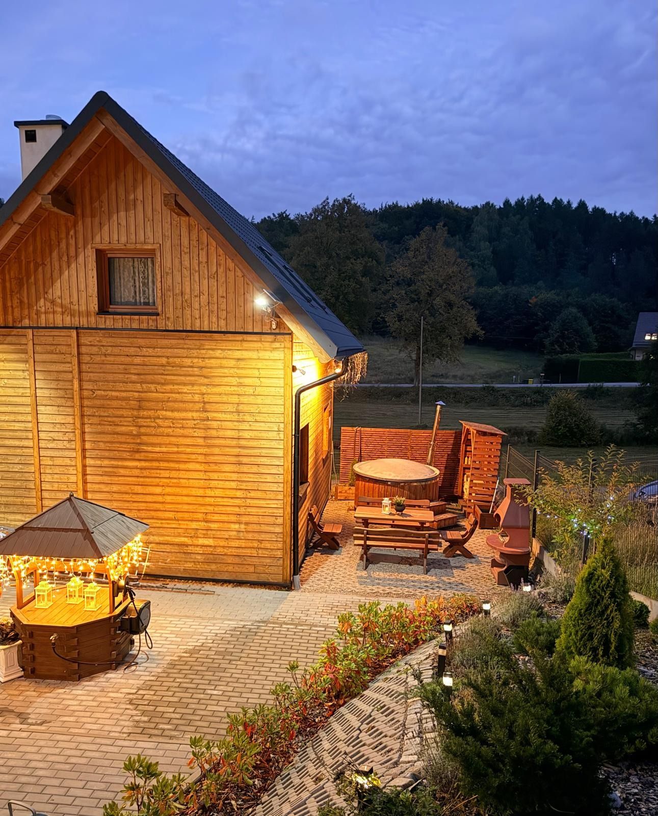 Dom i jacuzzi wieczorem, w świetle lampek