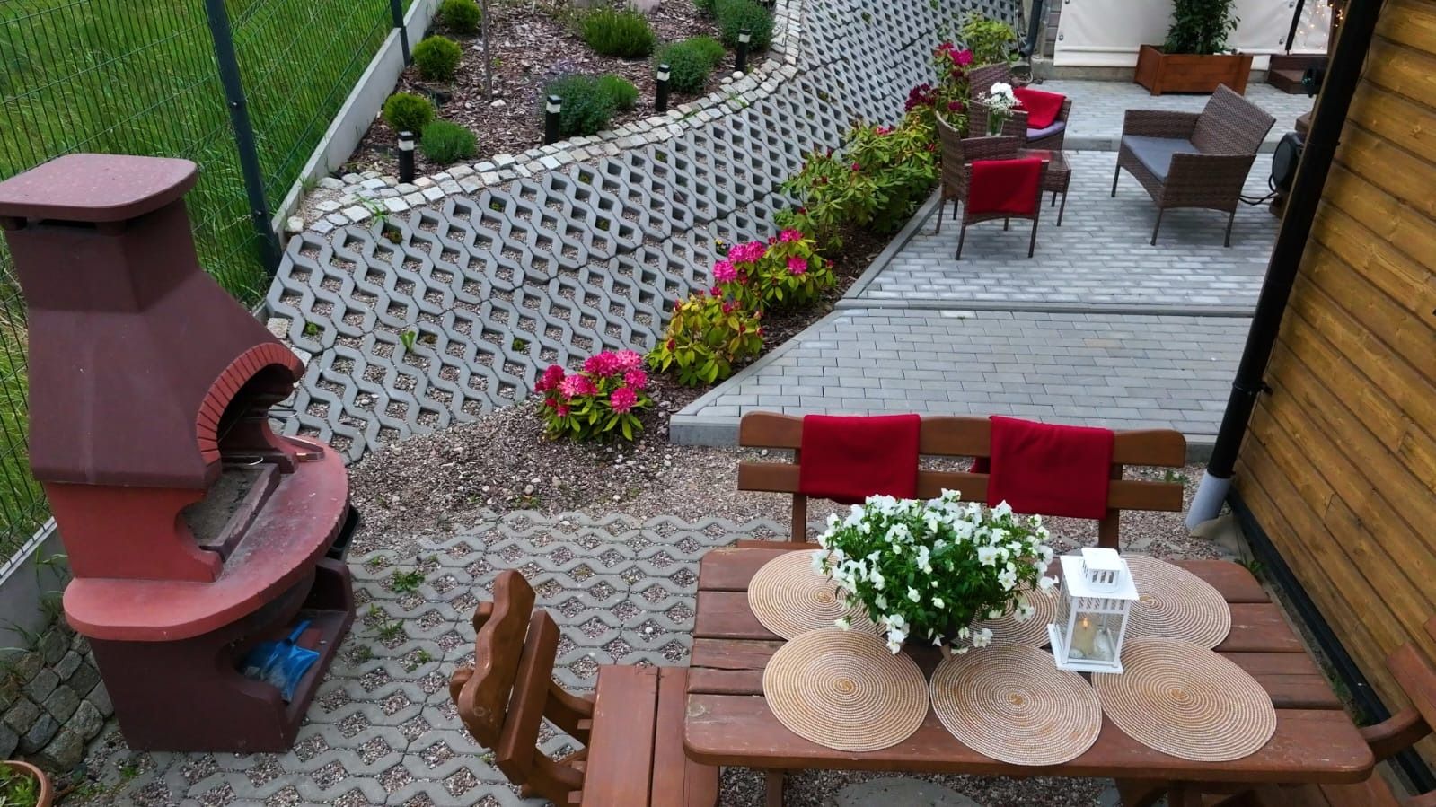 Stół i grill na patio przy domu