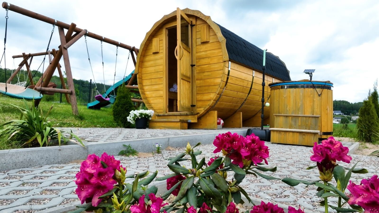 Sauna w beczce i balia wśród kwiatów