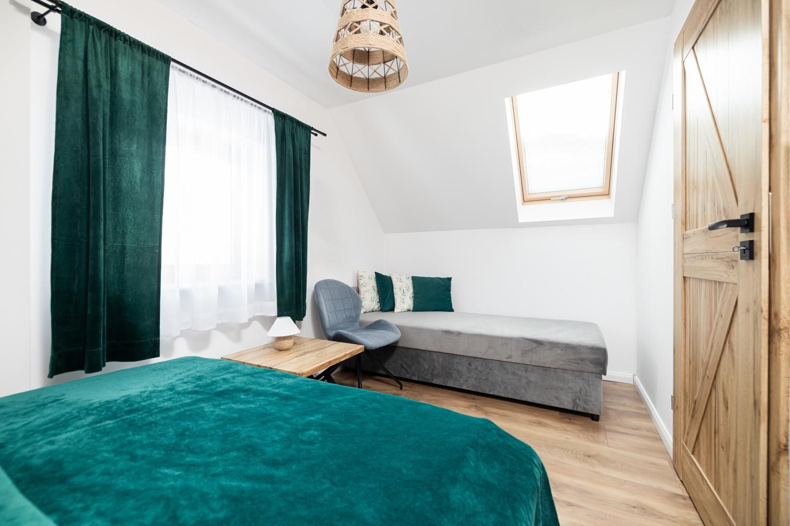 Sypialnia na poddaszu z oknem dachowym