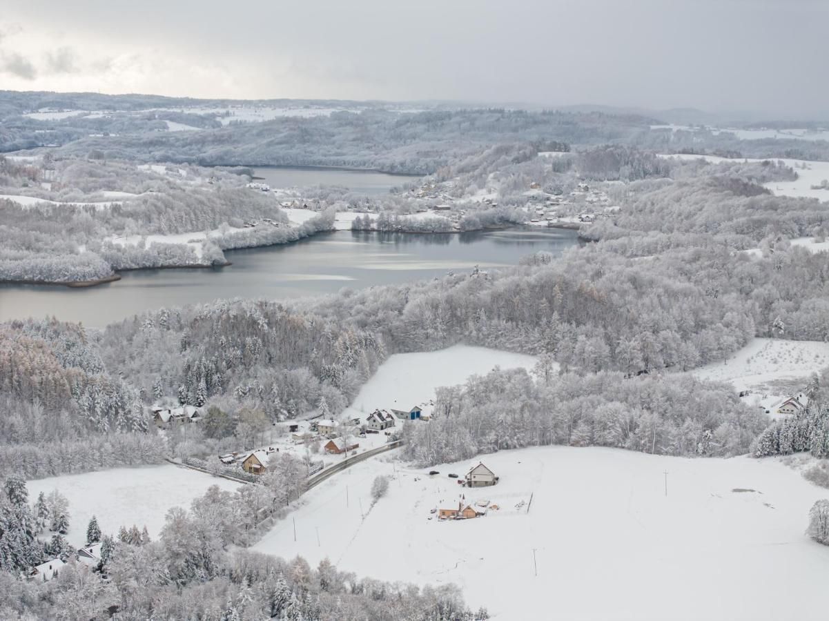 Zaśnieżone wzgórza i jezioro z lotu ptaka